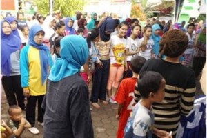 Rini Sardjono saat menggelar senam sehat.